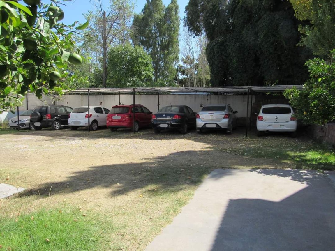 Pileta y reposeras en Cabañas Nahuel